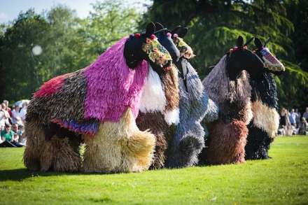 Performancekunstenaar Nick Cave tijdens de heropening van het Antwerpse Middelheimpark. (foto: Joris Casaer)
